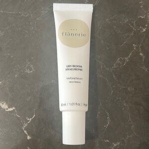 FLANERIE! hyaluronic acid is a hydration powerhouse main ingredient in this!